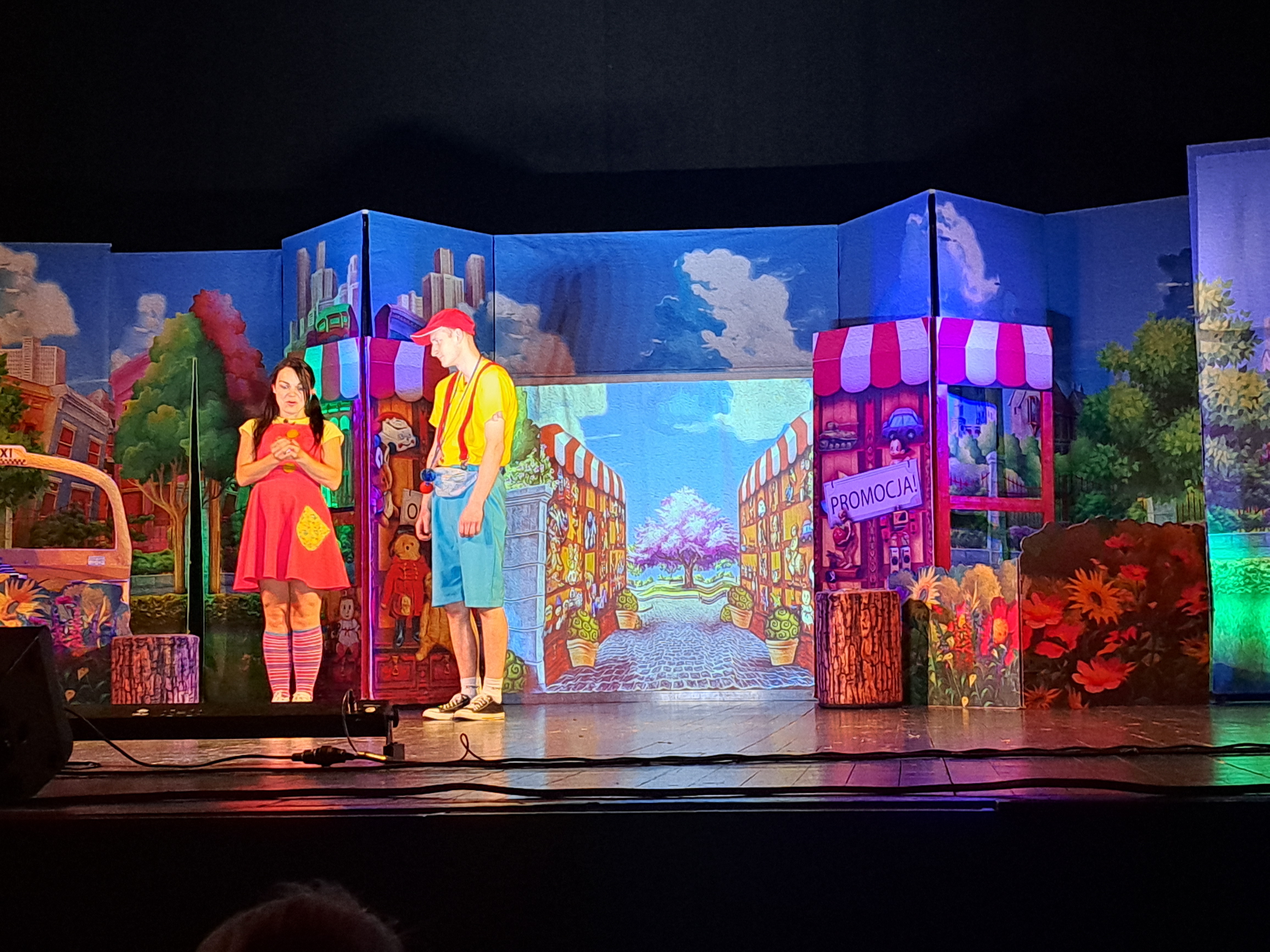 Klasy 1a, 1b i 3a z wizytą w teatrze.